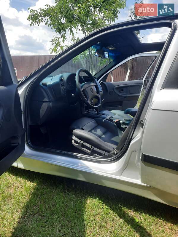 Седан BMW 3 Series 1993 в Киеве