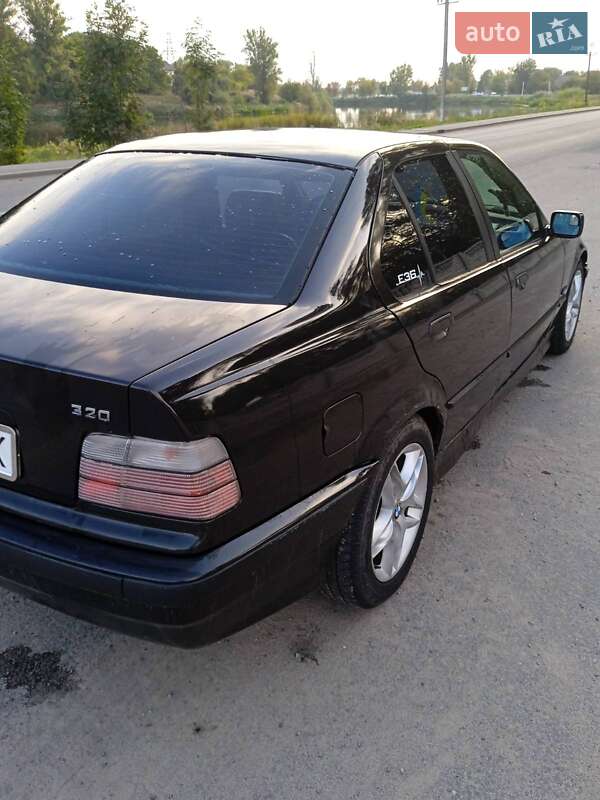 Седан BMW 3 Series 1992 в Виннице