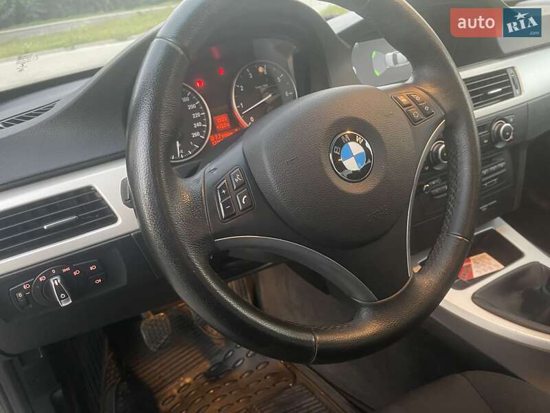 Седан BMW 3 Series 2010 в Новояворовске