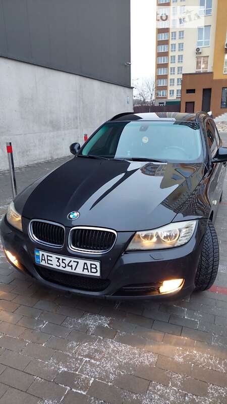 Универсал BMW 3 Series 2010 в Вишневом