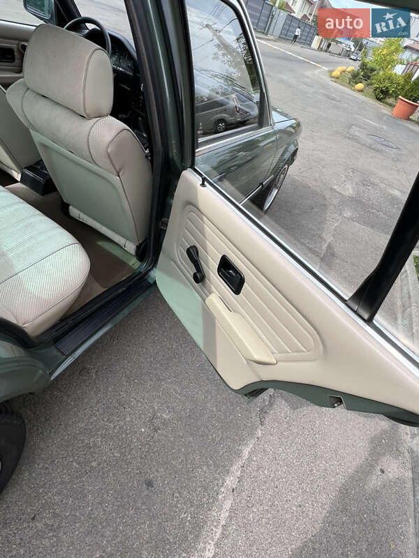 Седан BMW 3 Series 1984 в Киеве