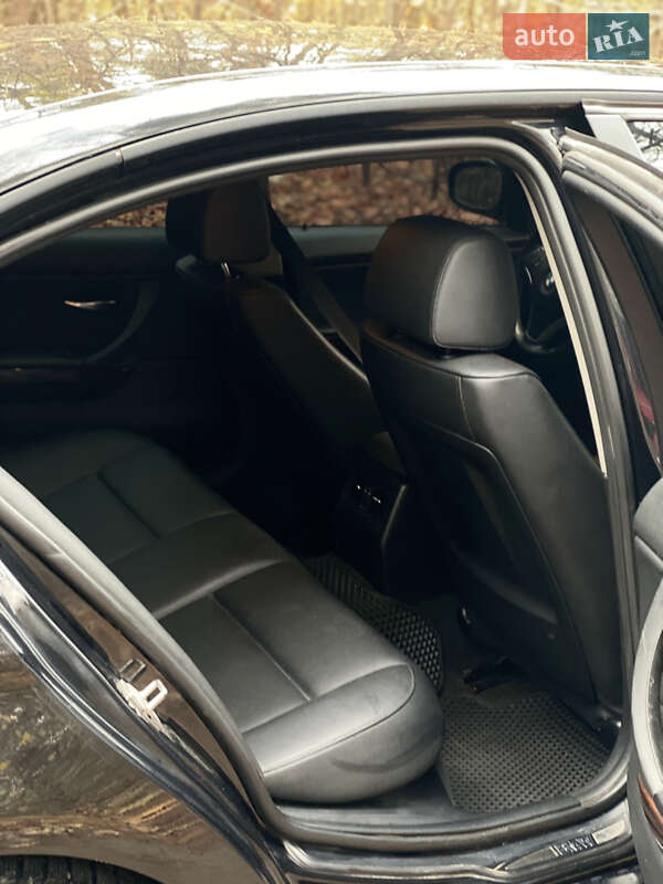 Седан BMW 3 Series 2011 в Чернівцях