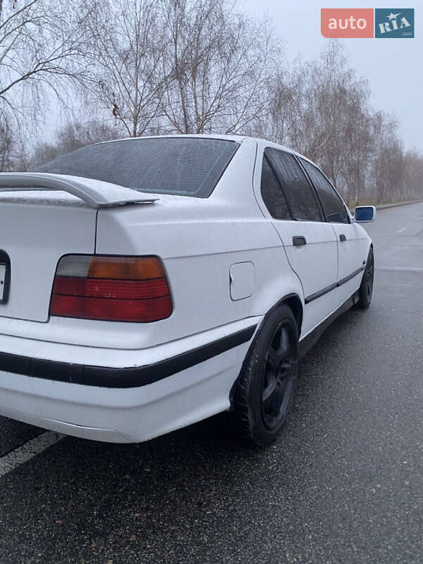 Седан BMW 3 Series 1991 в Запорожье