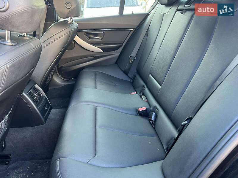 Седан BMW 3 Series 2016 в Львові