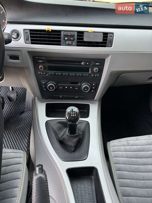 Седан BMW 3 Series 2010 в Львові
