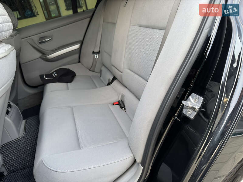 Седан BMW 3 Series 2010 в Львові