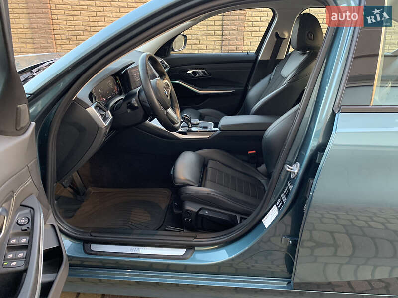 Седан BMW 3 Series 2019 в Львове