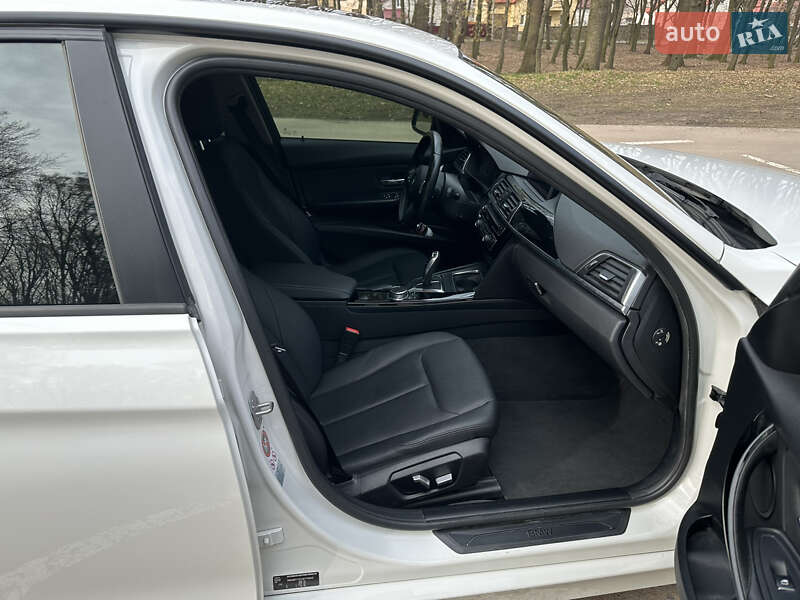 Седан BMW 3 Series 2016 в Львові