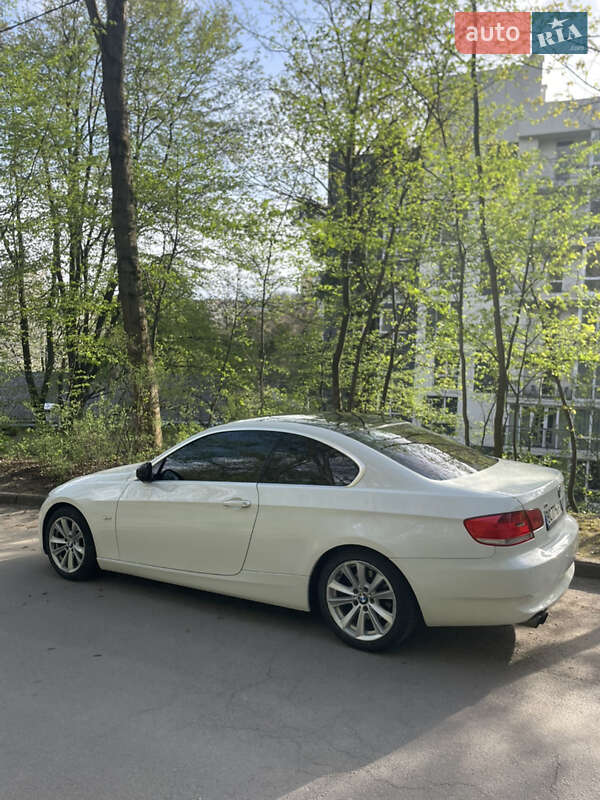 Купе BMW 3 Series 2009 в 