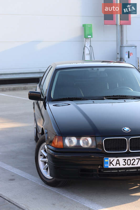 Седан BMW 3 Series 1995 в Киеве