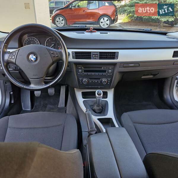 Седан BMW 3 Series 2011 в Сваляві