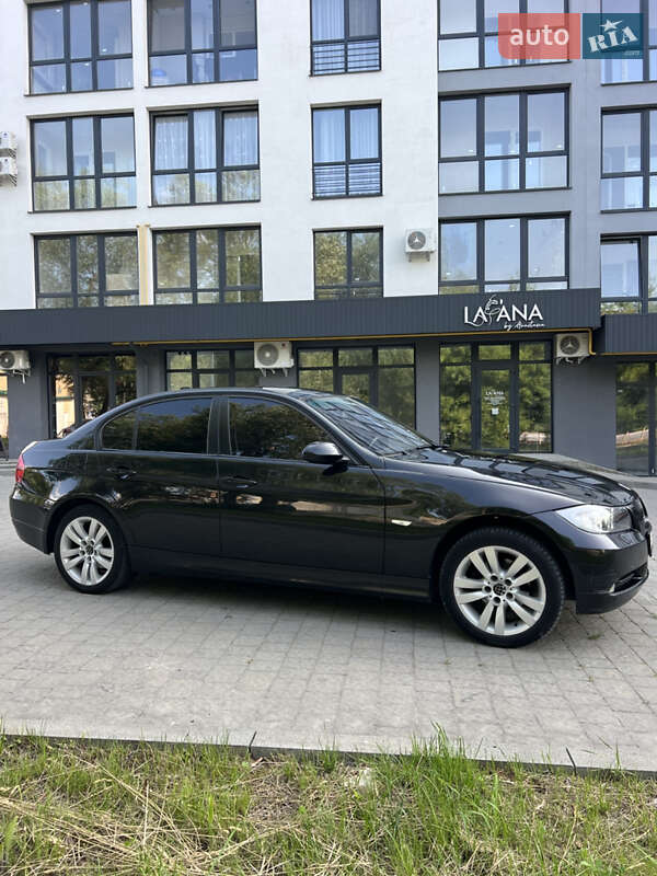 Седан BMW 3 Series 2005 в Новояворовске