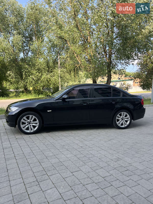 Седан BMW 3 Series 2005 в Новояворовске