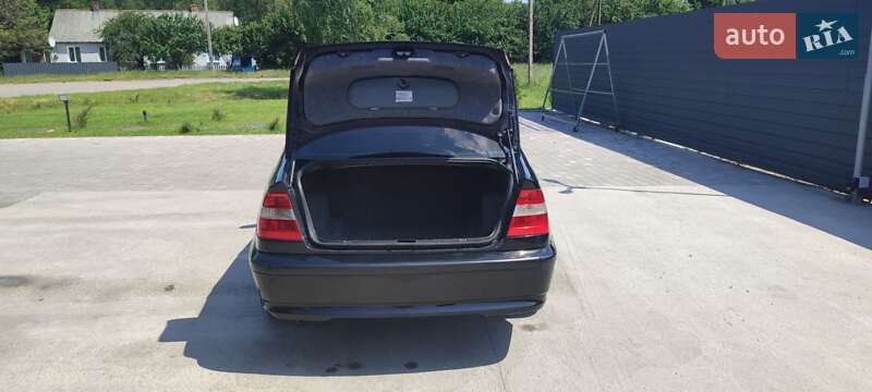 Седан BMW 3 Series 2004 в Романіву