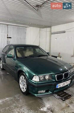 Седан BMW 3 Series 1993 в Остроге