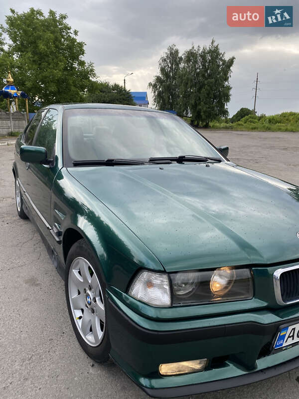Седан BMW 3 Series 1993 в Острозі