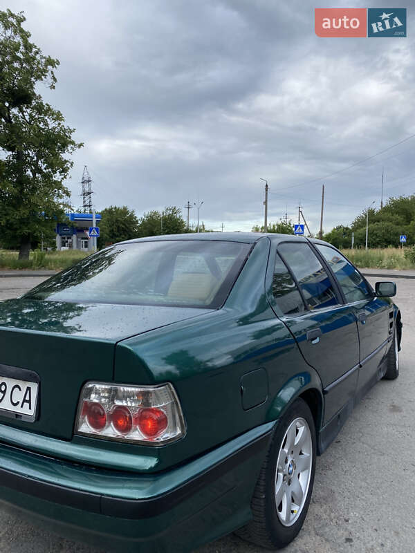 Седан BMW 3 Series 1993 в Острозі