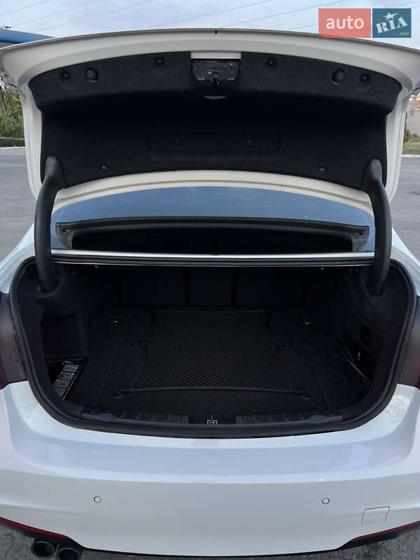 Седан BMW 3 Series 2018 в Кам'янському