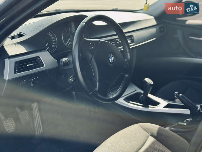 Седан BMW 3 Series 2006 в Остроге