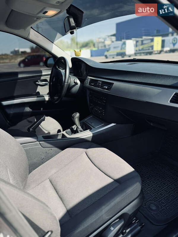 Седан BMW 3 Series 2006 в Остроге
