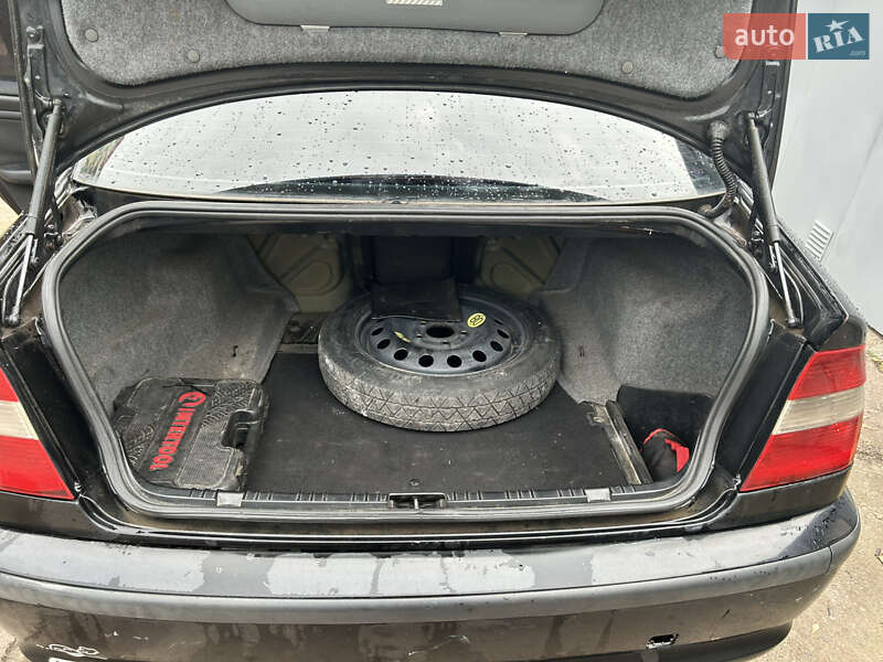 Седан BMW 3 Series 2002 в Киеве