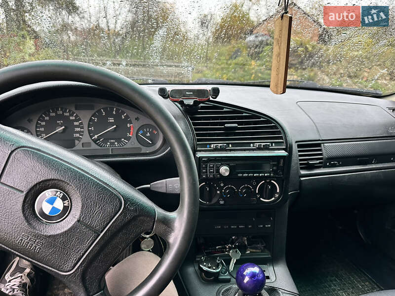 Седан BMW 3 Series 1994 в Львове