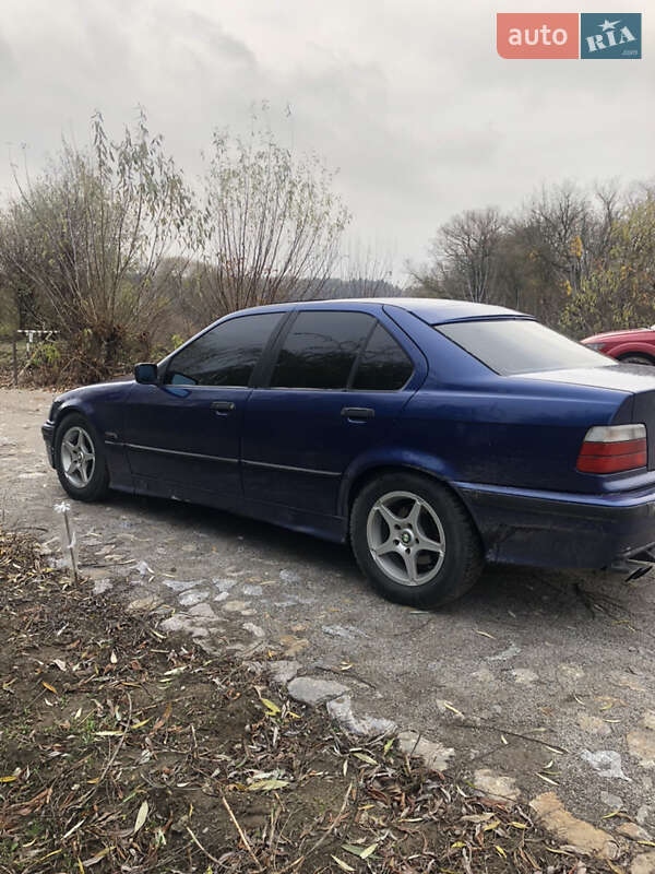 Седан BMW 3 Series 1992 в Виннице