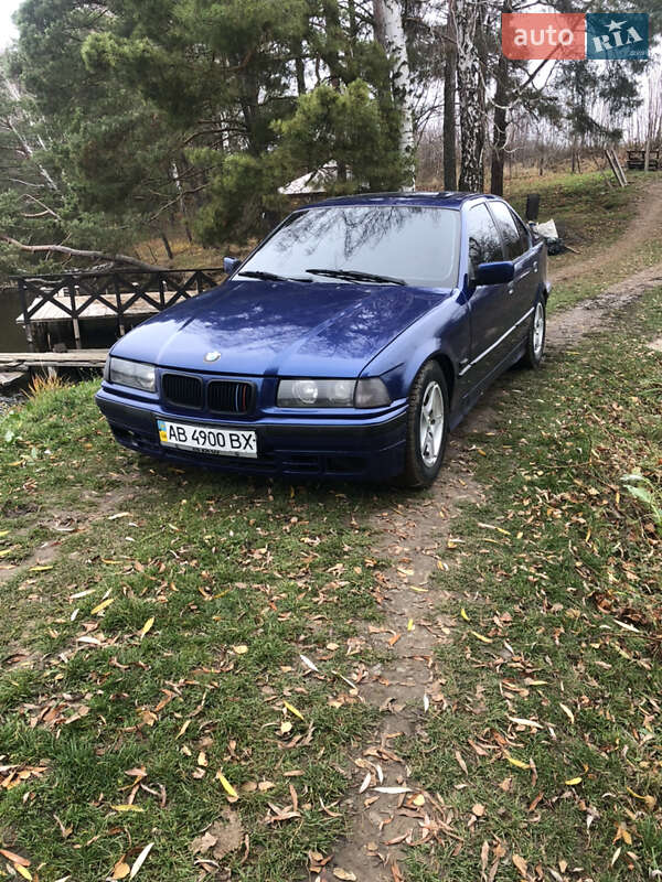 Седан BMW 3 Series 1992 в Виннице