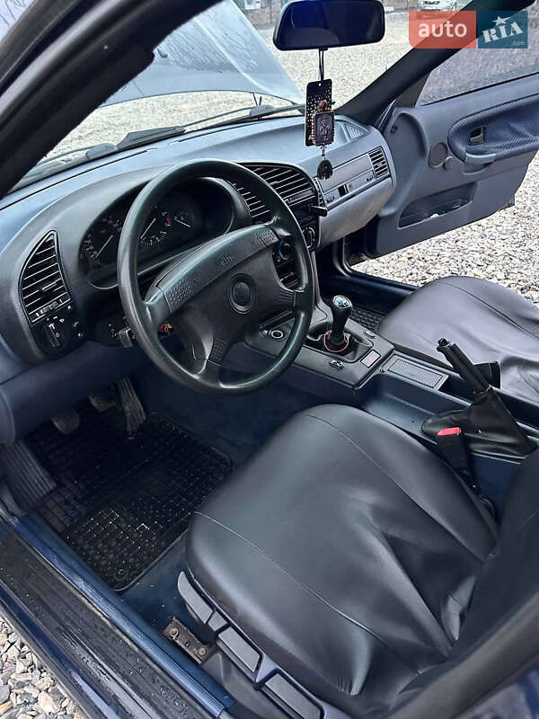 Седан BMW 3 Series 1993 в Хотине