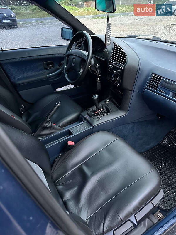 Седан BMW 3 Series 1993 в Хотине