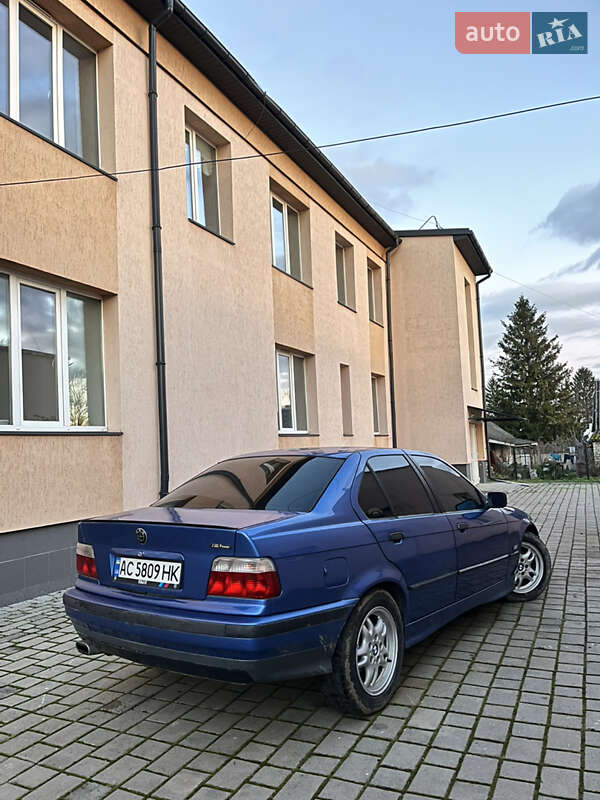 Седан BMW 3 Series 1993 в Локачах
