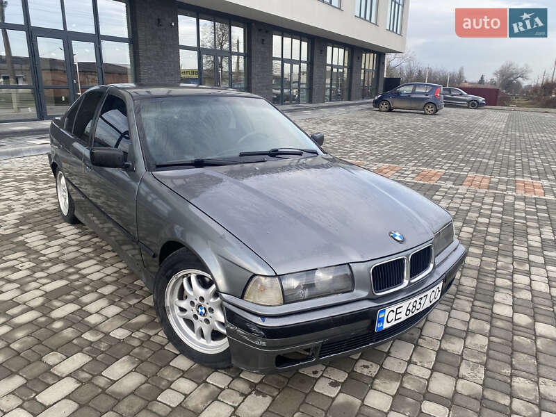 Седан BMW 3 Series 1993 в Хотине
