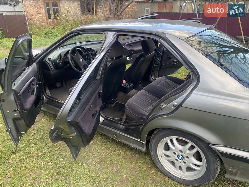 Седан BMW 3 Series 1993 в Хотине