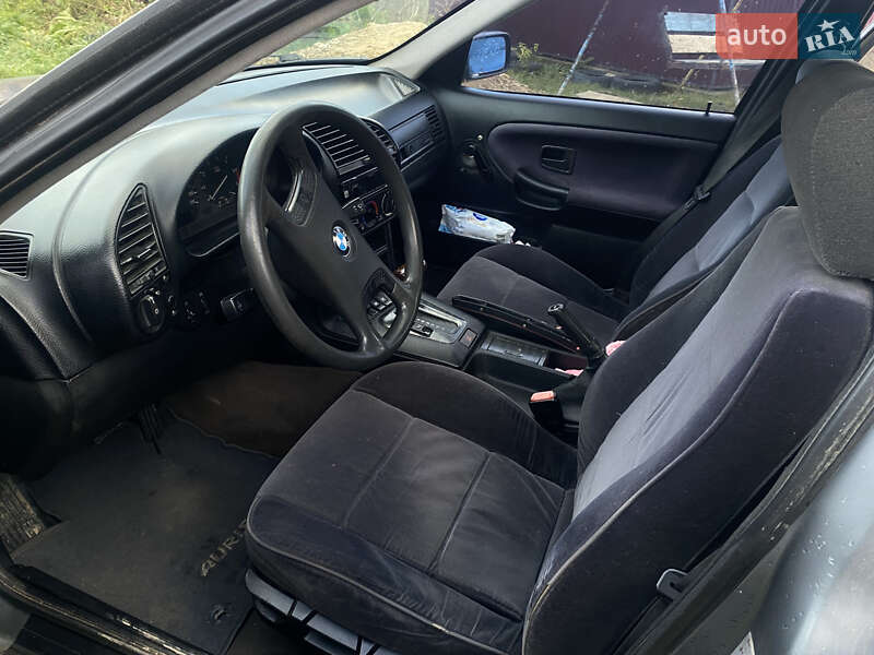 Седан BMW 3 Series 1993 в Хотине