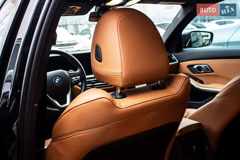 Седан BMW 3 Series 2022 в Львові