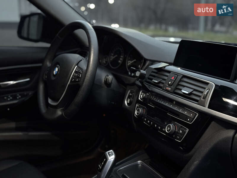 Седан BMW 3 Series 2016 в Новояворовске