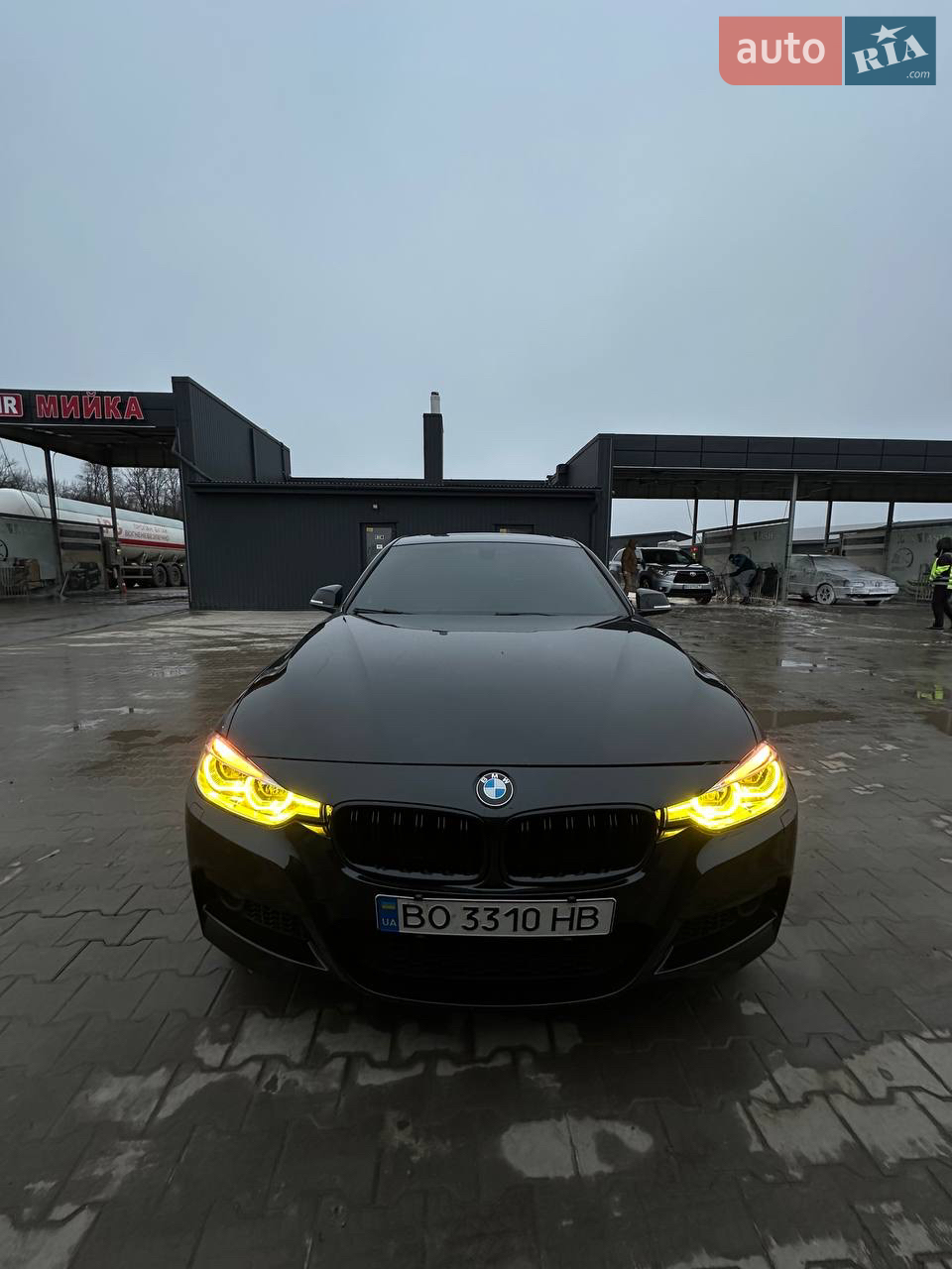 Авто в рідній фарбі,по кузову  є незначні сліди експлуатації і невелика вмятина  на задньому бампері на фото видно, технічно все ок машина кожного дня на ходу, по комфорту є підігрів передніх сидінь, спорт салон з електро регулюванням та пам?яттю і також боковою підтримкою, чорна стеля з люком, широкий монітор, є функція відкритя багажника ногою, є без ключовий доступ передніх дверей , підсвітка ручок,чотири режими їзди, передні full led фари з жовтими ангельськими глазками, передній м paket, 18 легкосплавні диски із зимовою гумою.присутній торг біля авто