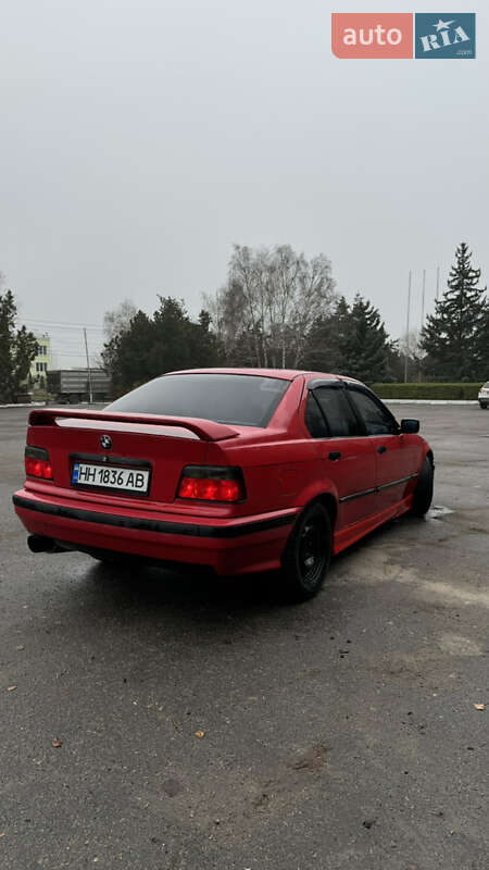 Седан BMW 3 Series 1992 в Черноморске