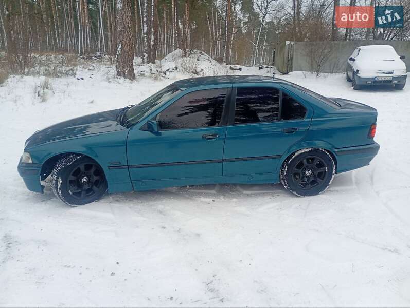Седан BMW 3 Series 1993 в Горенці