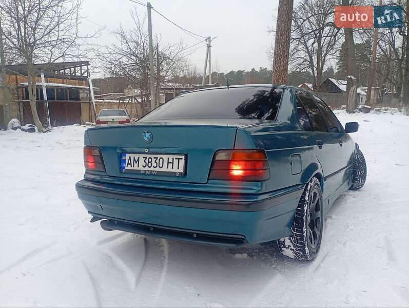 Седан BMW 3 Series 1993 в Горенці