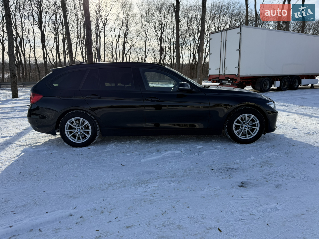 Продам BMW 320d у дуже хорошому стані.
Автомобіль пригнаний з Німеччини 31.12.2025 року, без пробігу по Україні.

Комплектація:
	•	Панорамний дах
	•	Чорний салон
	•	Мультимедіа BMW (iDrive)
	•	Клімат-контроль
	•	Підігріви сидінь
	•	Режими їзди (Eco Pro / Comfort / Sport)
	•	Парктроніки
	•	Круїз-контроль
	•	Багатофункціональне кермо
	•	Start/Stop
       •     Автоматично ТЗП

Авто їде дуже приємно, економне та динамічне.
Салон збережений, без потертостей, кузов без зауважень.