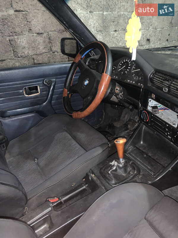 Седан BMW 3 Series 1987 в Шептицькому