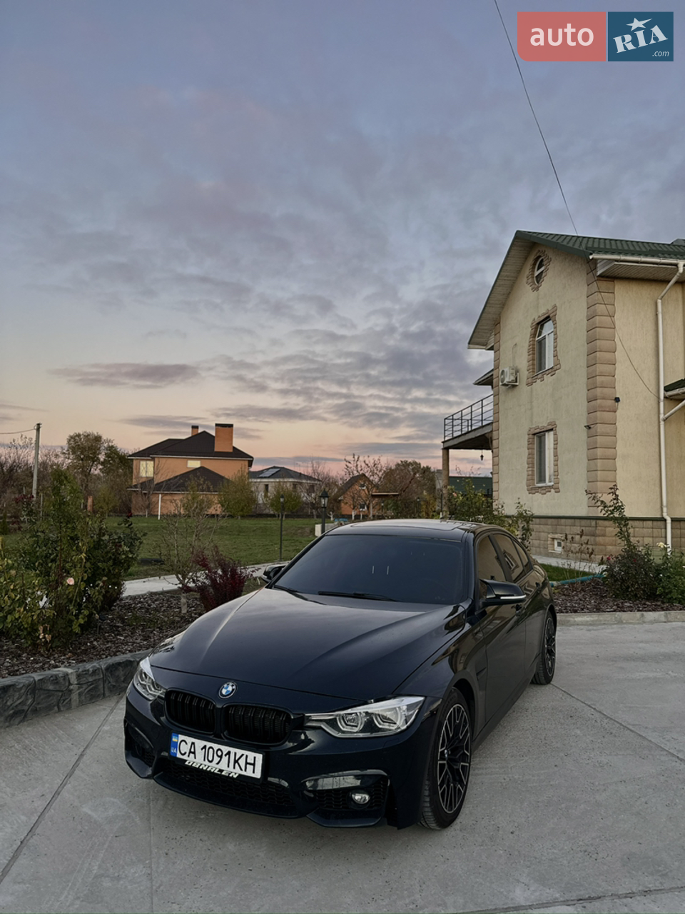 Приганяв для себе з Америки, фото прикріпив.
Поставив m3 обвіс+ вихлоп із заслінкою. Заправлялась тільки на сокарі, обслуговував просто раз на місяць-два заїжджав на сто і все робив що казали. Є моменти по ходовій, був легенький удар місяць тому, по косметиці - бампер треба зробити і фару перепакувати, фото відео скину - напишіть.