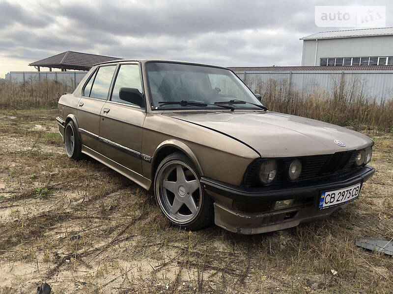 Седан BMW 5 Series 1983 в Киеве