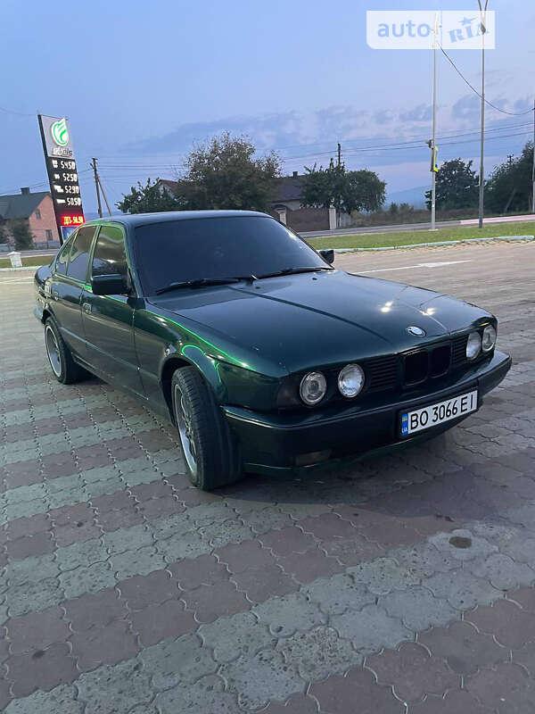 Седан BMW 5 Series 1989 в Чернівцях