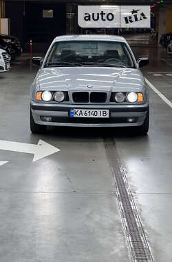 Седан BMW 5 Series 1990 в Киеве