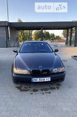 Седан BMW 5 Series 2001 в Рокитному