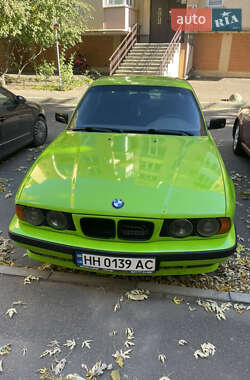 Седан BMW 5 Series 1994 в Роздільній