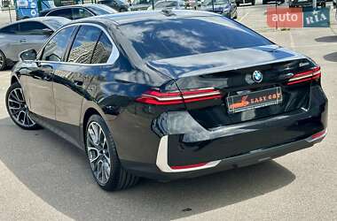 Седан BMW 5 Series 2023 в 