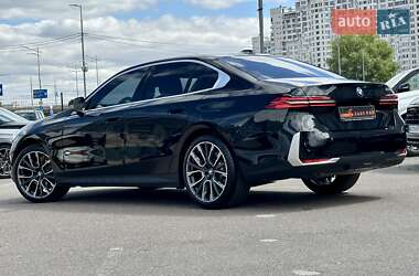 Седан BMW 5 Series 2023 в 